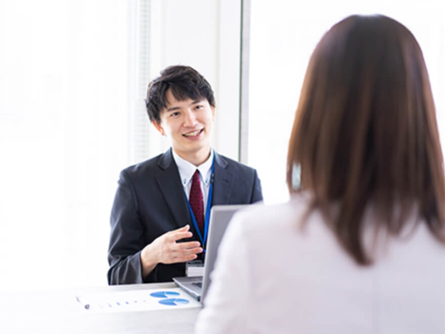 カウンセリングをする男性